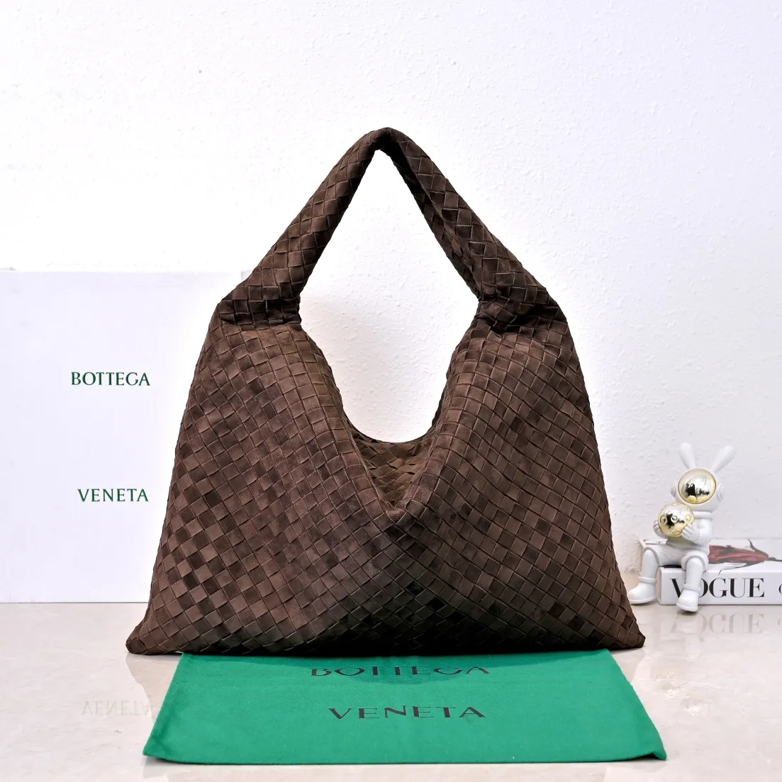 Batch 2160 #Bv Yangjin large size HOP cowhide, the bag body and handles are made of a whole piece of woven leather. The bag body is soft and lazy. Hop symbolizes the praise of innovation and eternal craftsmanship [love]. The pyramid silhouette combines practicality and fashion. Modern and casual, the bag mouth is double-sided closed design, more convenient and safe! Made of soft cowhide and full of texture, this is a must-have for fashionable ladies who like minimalism, comfort and casualness! Model: 3970 Dimensions: 54x24x13